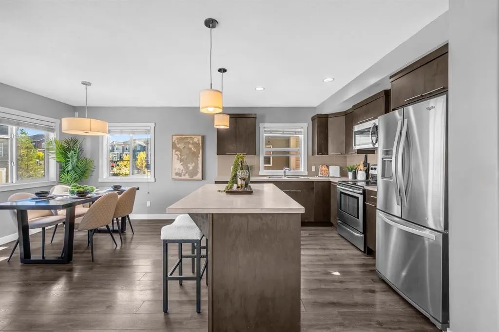 714 Redstone View NE