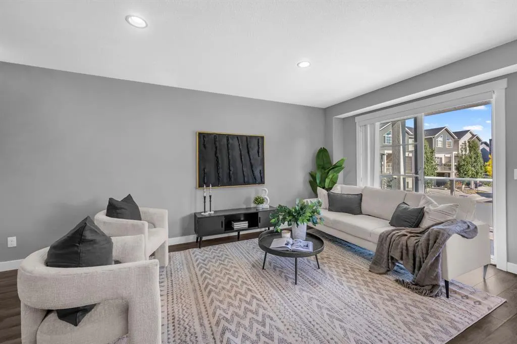 714 Redstone View NE