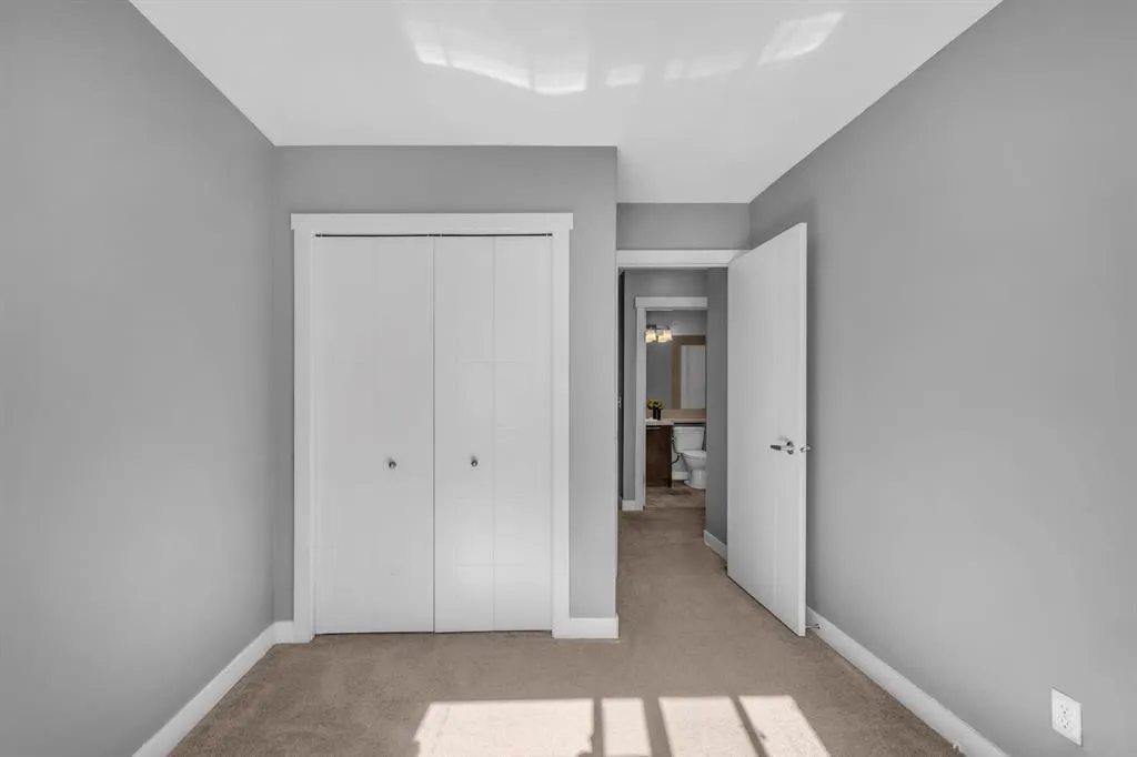 714 Redstone View NE