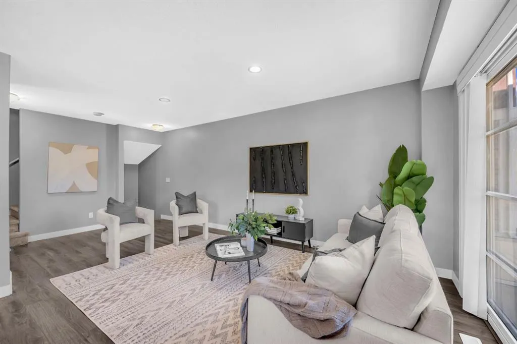 714 Redstone View NE