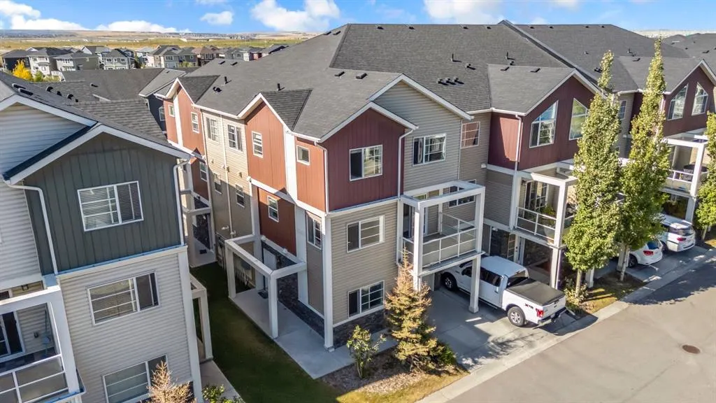 714 Redstone View NE