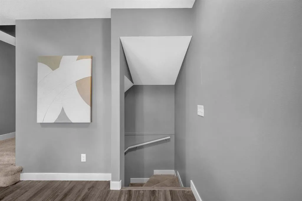 714 Redstone View NE