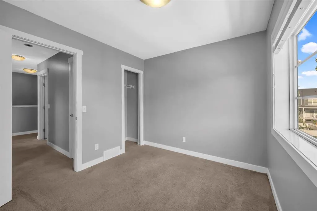 714 Redstone View NE