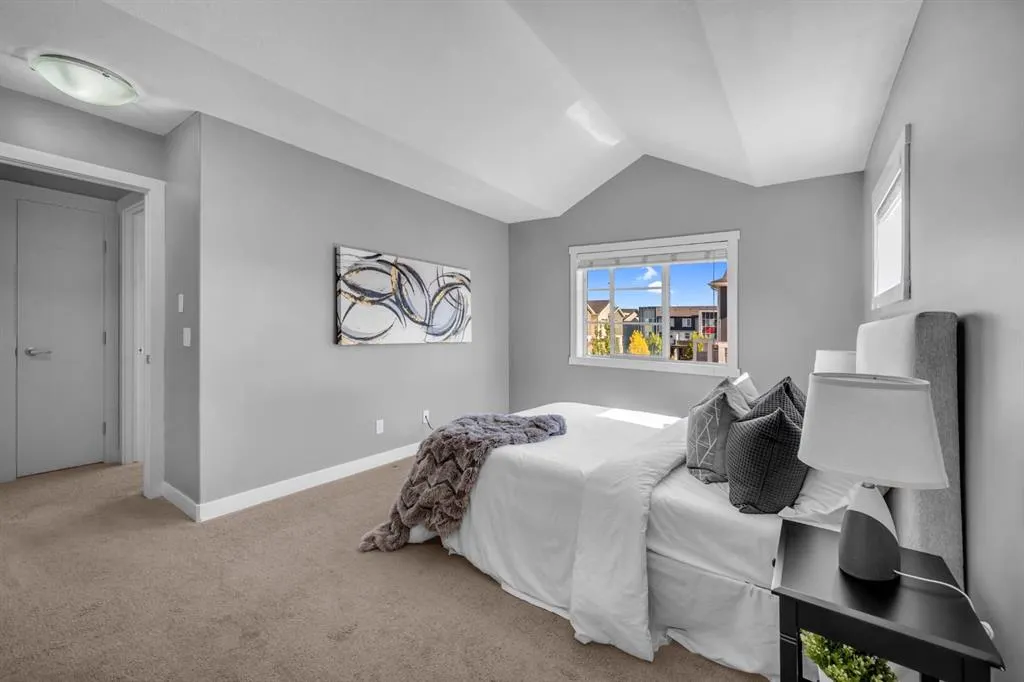 714 Redstone View NE