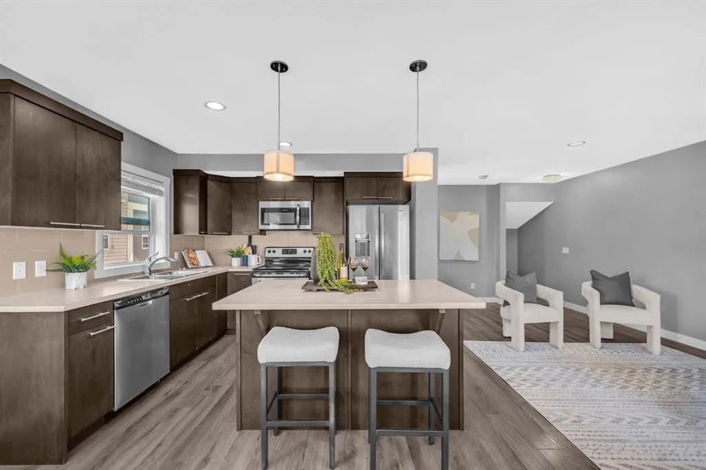 714 Redstone View NE