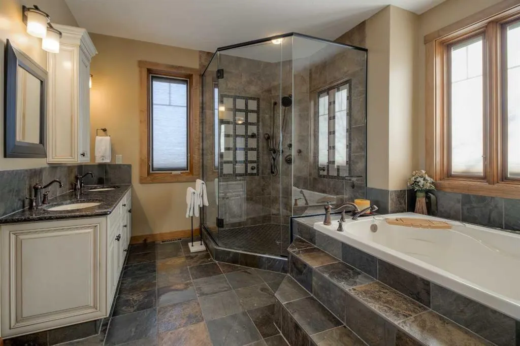 210 Sandstone Place S