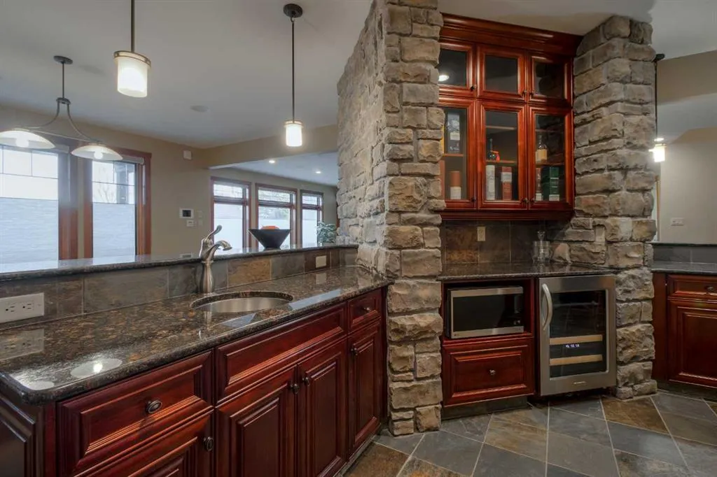 210 Sandstone Place S