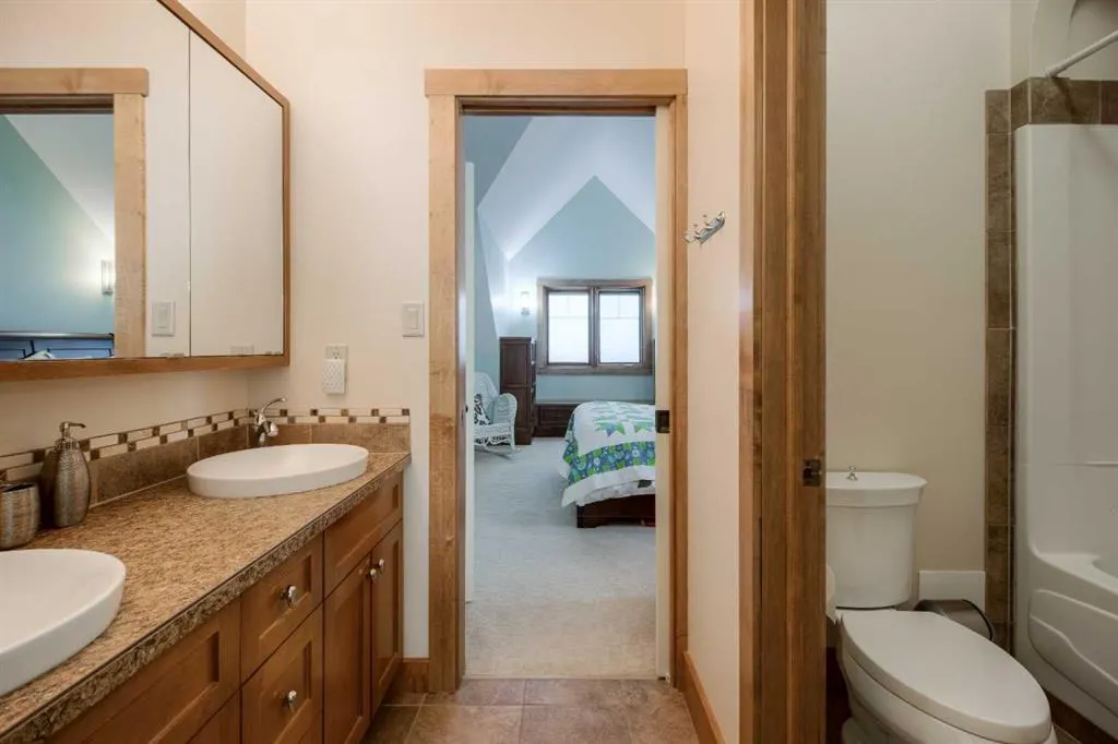 210 Sandstone Place S