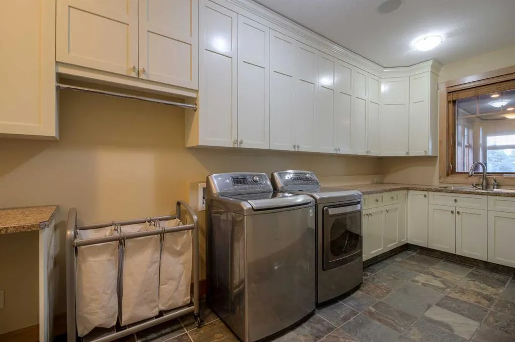 210 Sandstone Place S