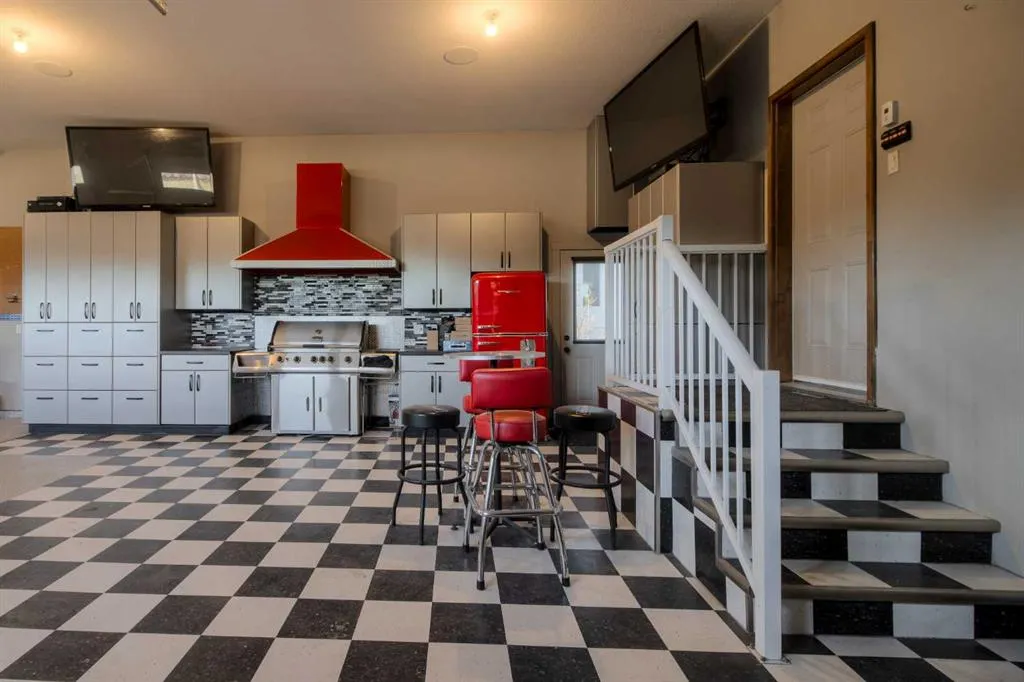 210 Sandstone Place S