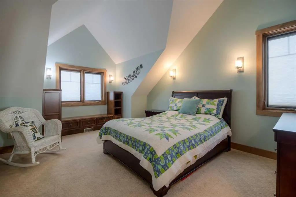 210 Sandstone Place S