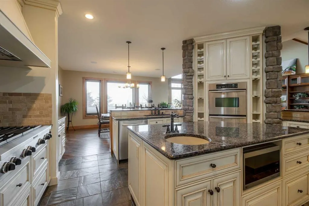 210 Sandstone Place S