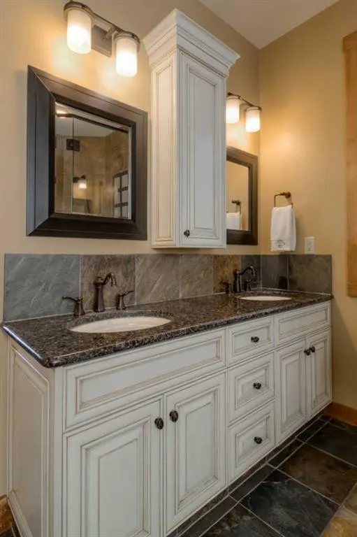 210 Sandstone Place S