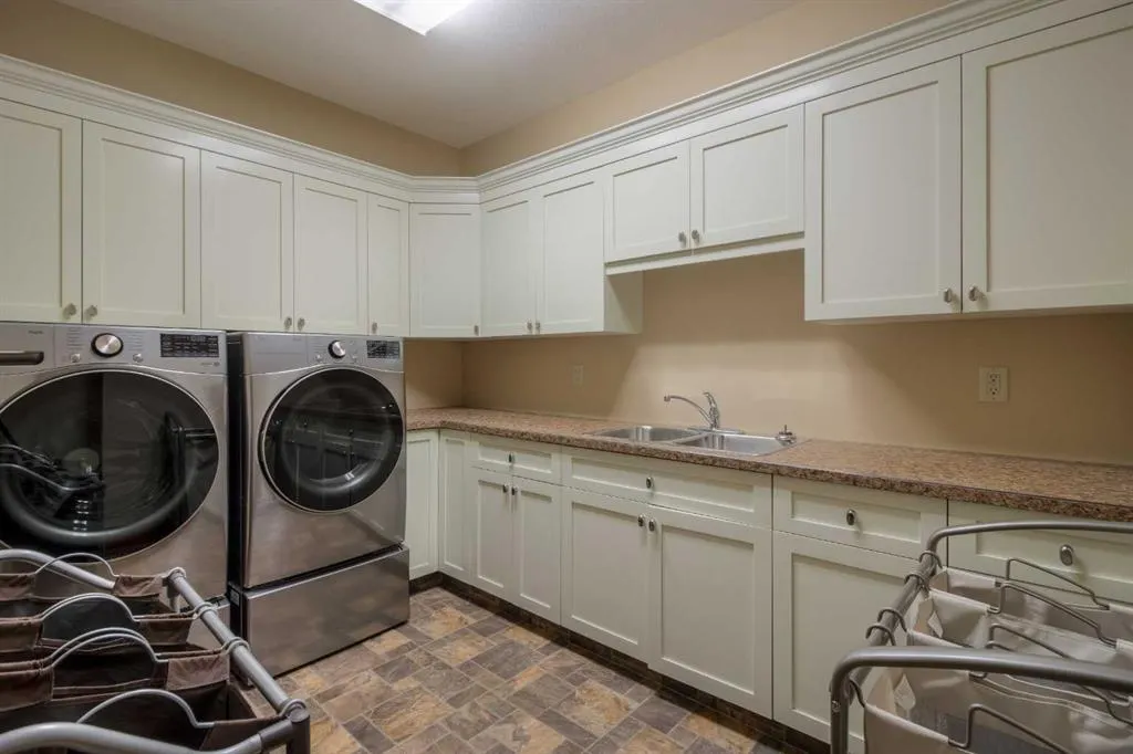 210 Sandstone Place S