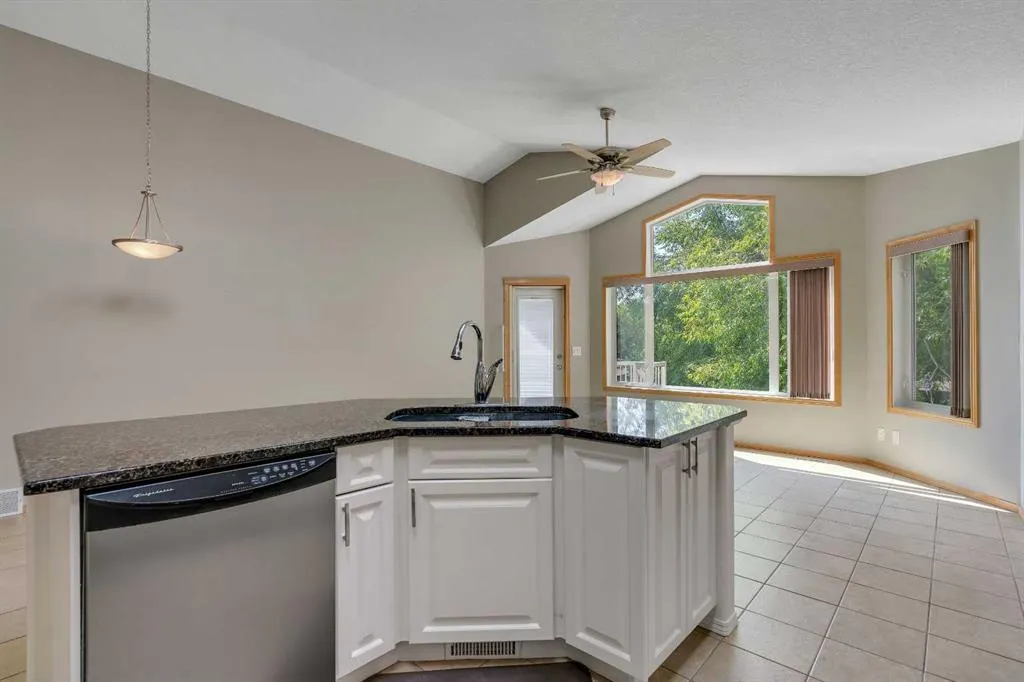 106 Thornbird Way SE