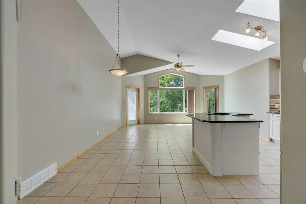 106 Thornbird Way SE