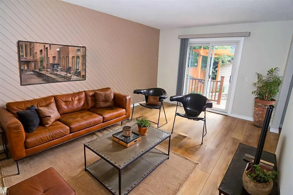 723 Whitehill Way NE