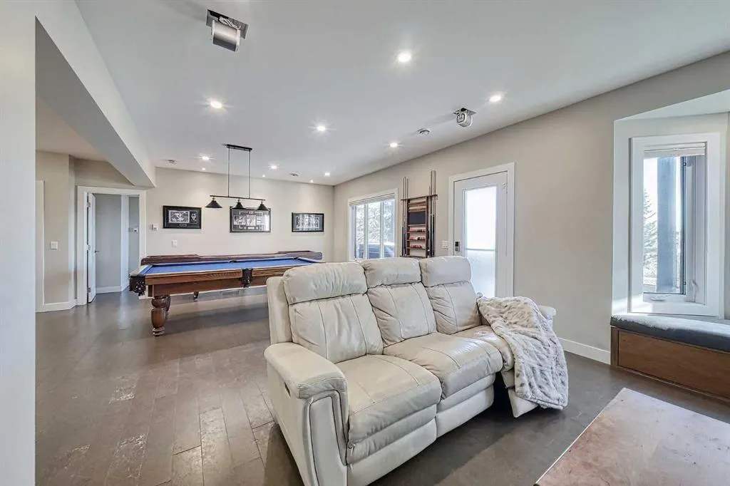 180 Arbour Glen Close NW