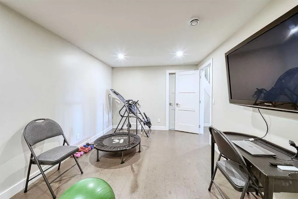 180 Arbour Glen Close NW