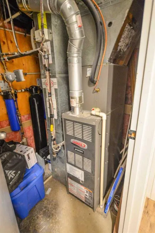 8416 Centre Street NE