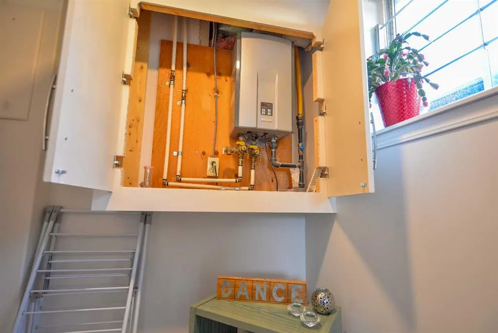 8416 Centre Street NE