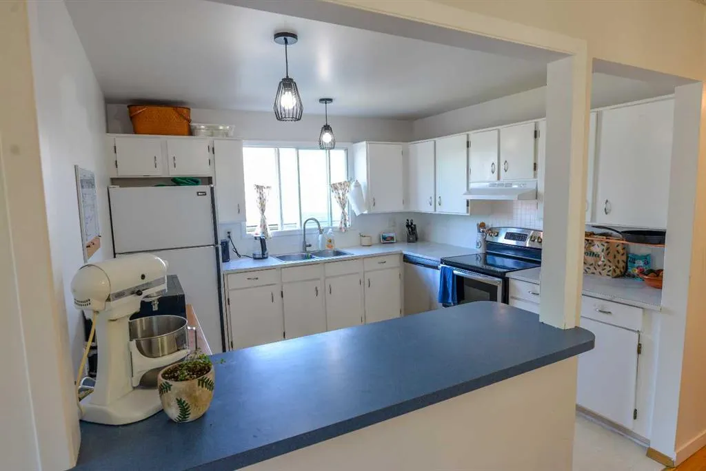 8416 Centre Street NE