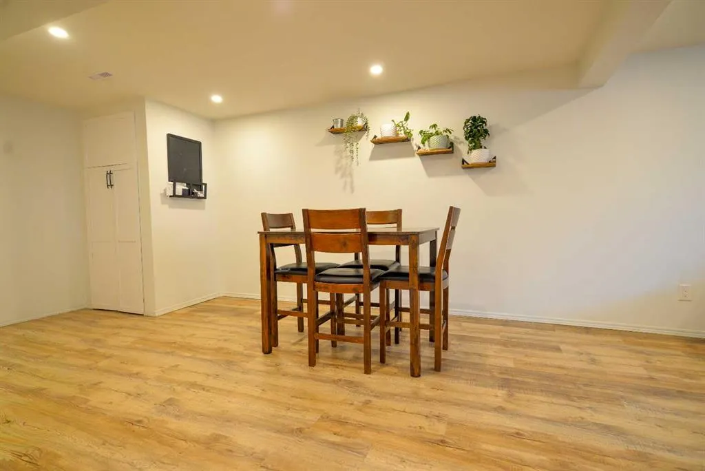 8416 Centre Street NE