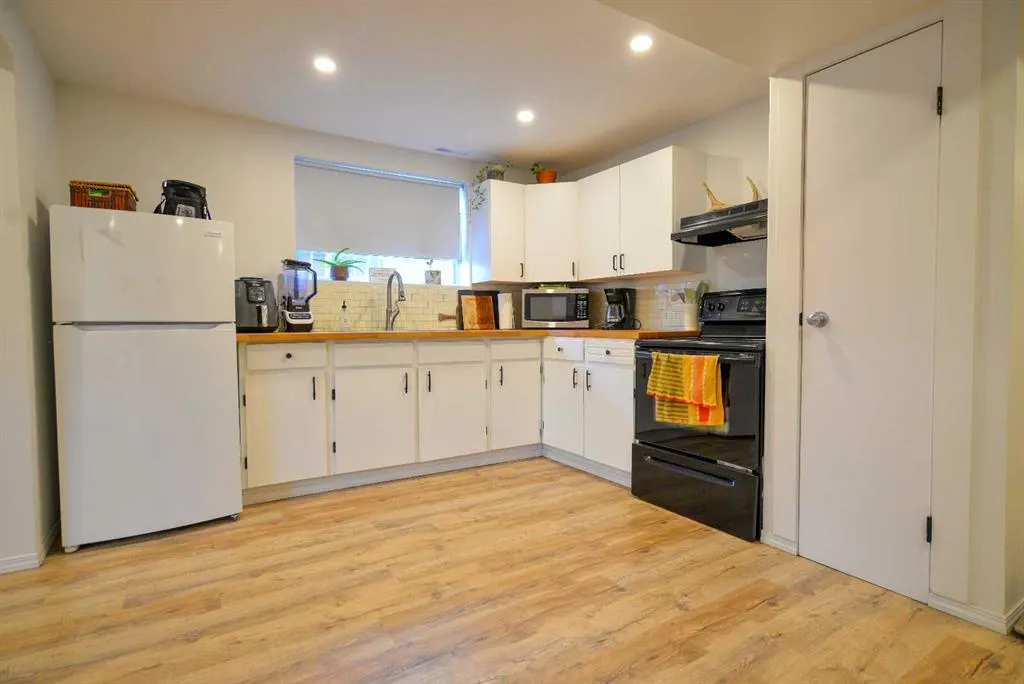 8416 Centre Street NE