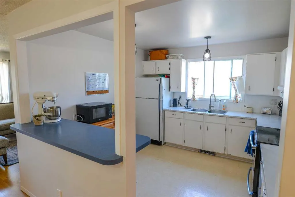 8416 Centre Street NE