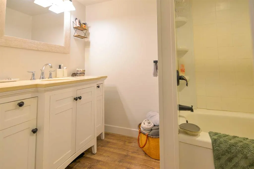 8416 Centre Street NE