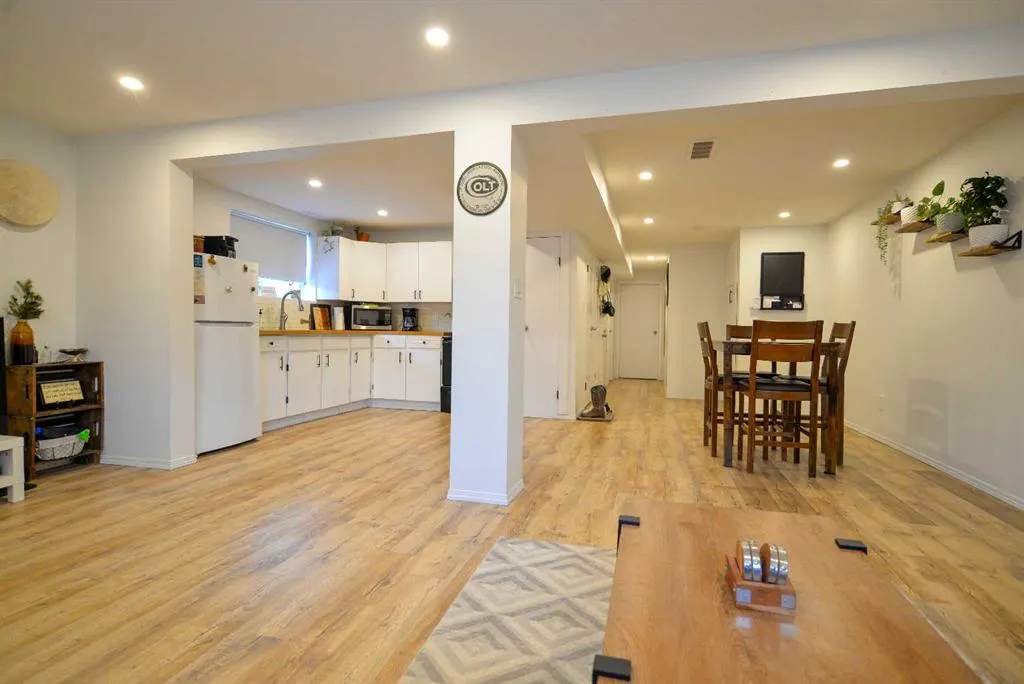 8416 Centre Street NE