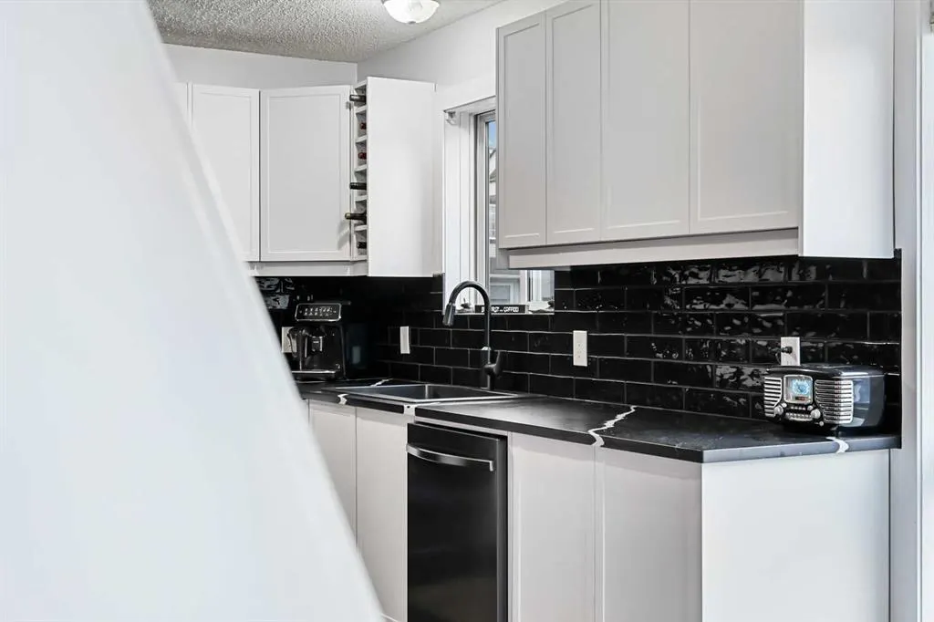 30 River Rock Way SE