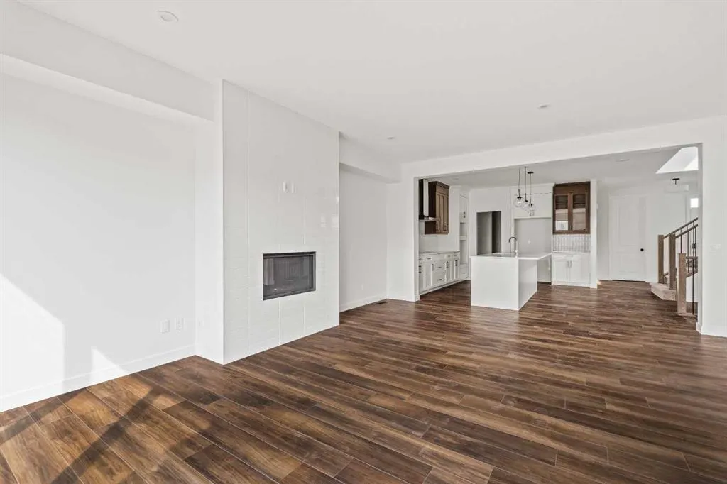 275 Silver Spruce Grove SW