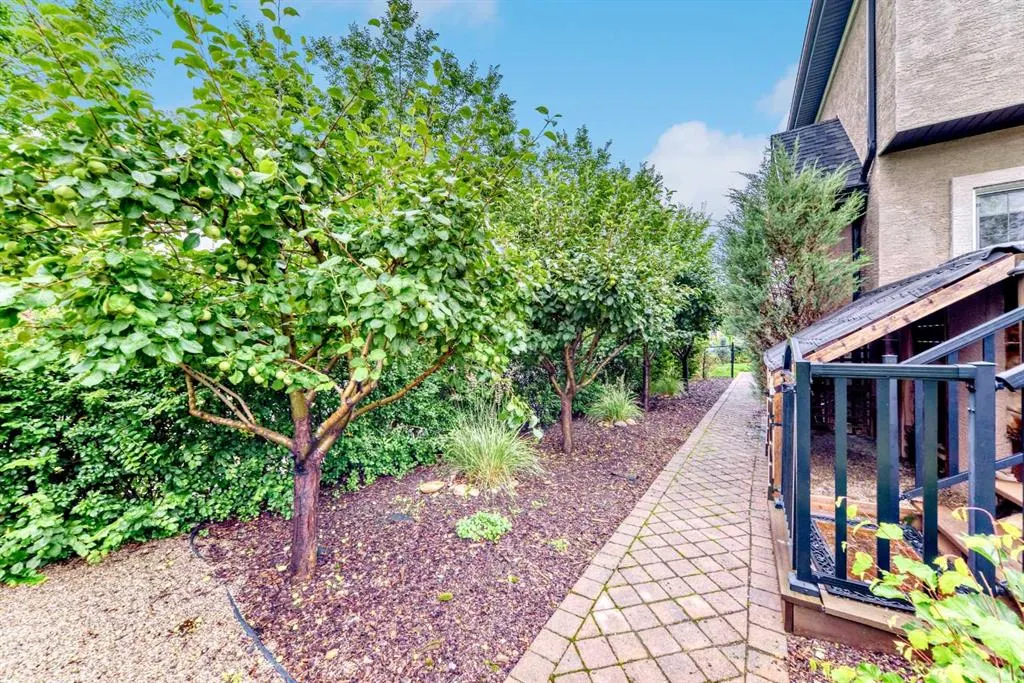 2 Tuscany Estates Crescent NW