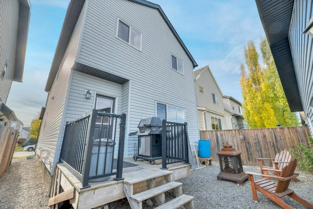 32 Copperpond Heights SE