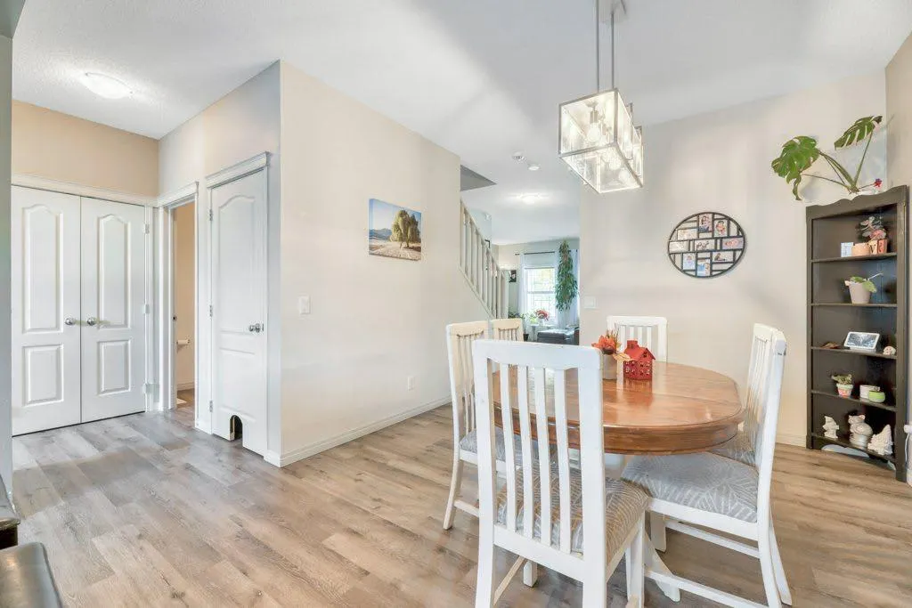 32 Copperpond Heights SE