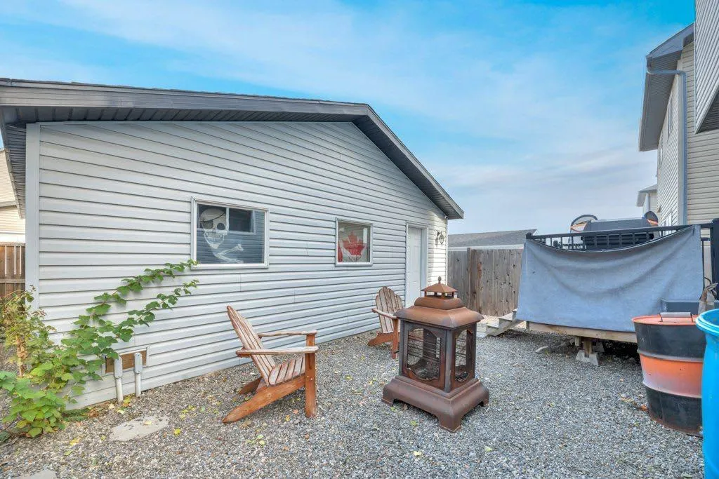 32 Copperpond Heights SE