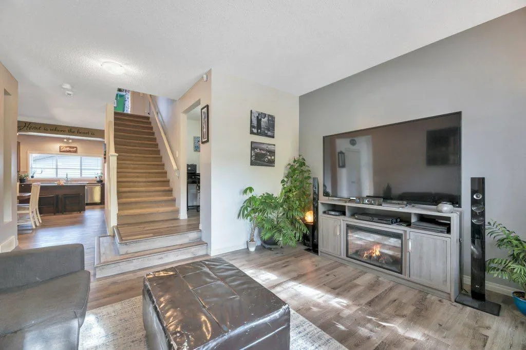 32 Copperpond Heights SE