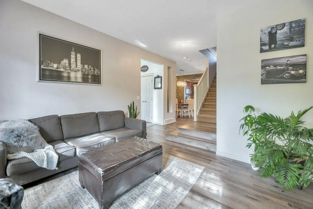 32 Copperpond Heights SE