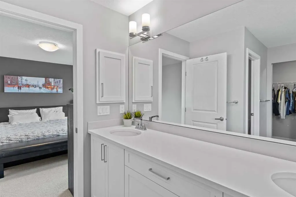 240 Cranbrook Circle SE