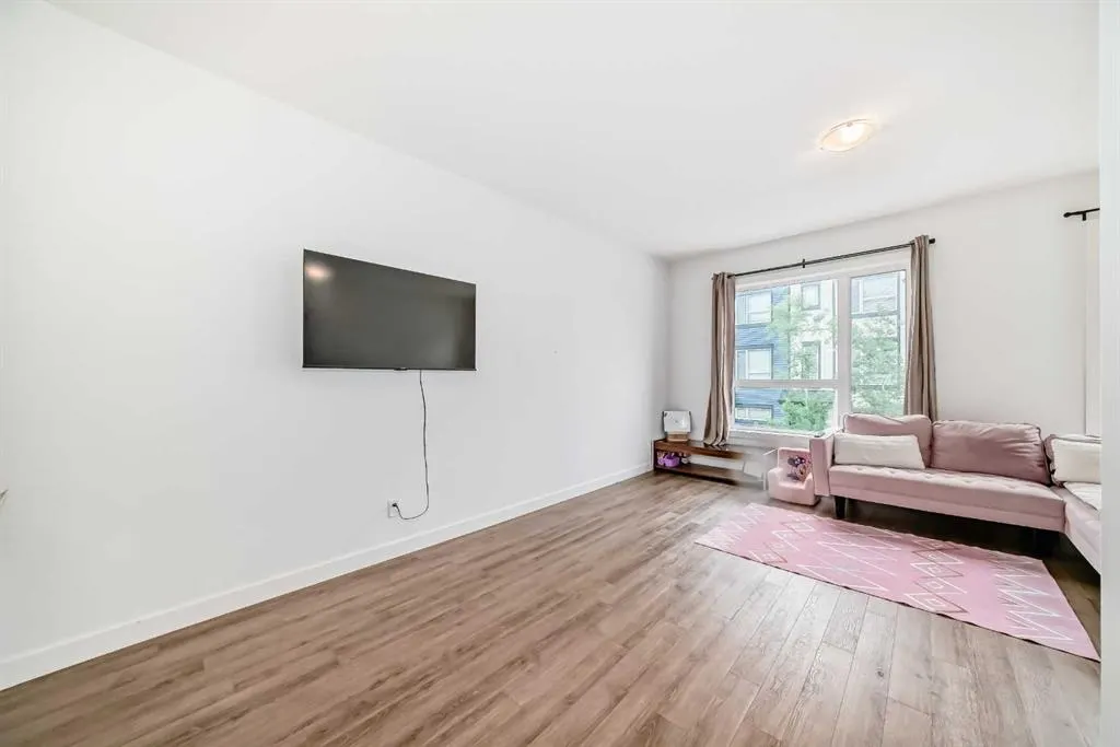 15 Evanscrest Park NW, #208