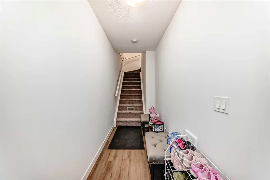 15 Evanscrest Park NW, #208