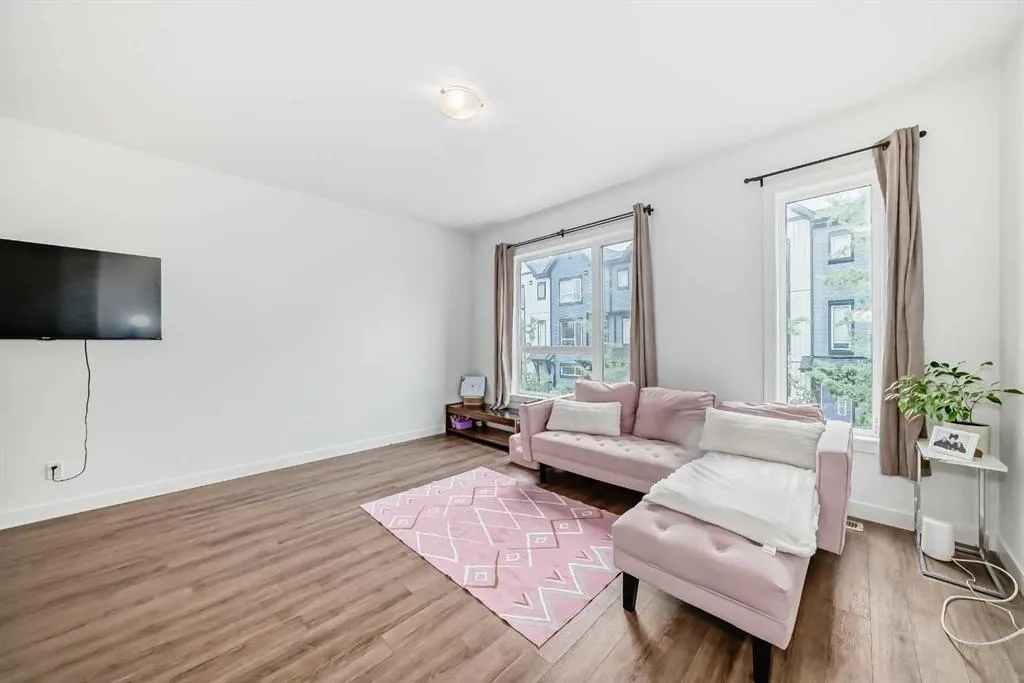 15 Evanscrest Park NW, #208