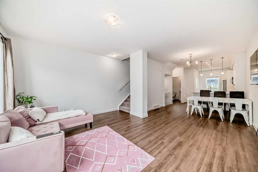 15 Evanscrest Park NW, #208