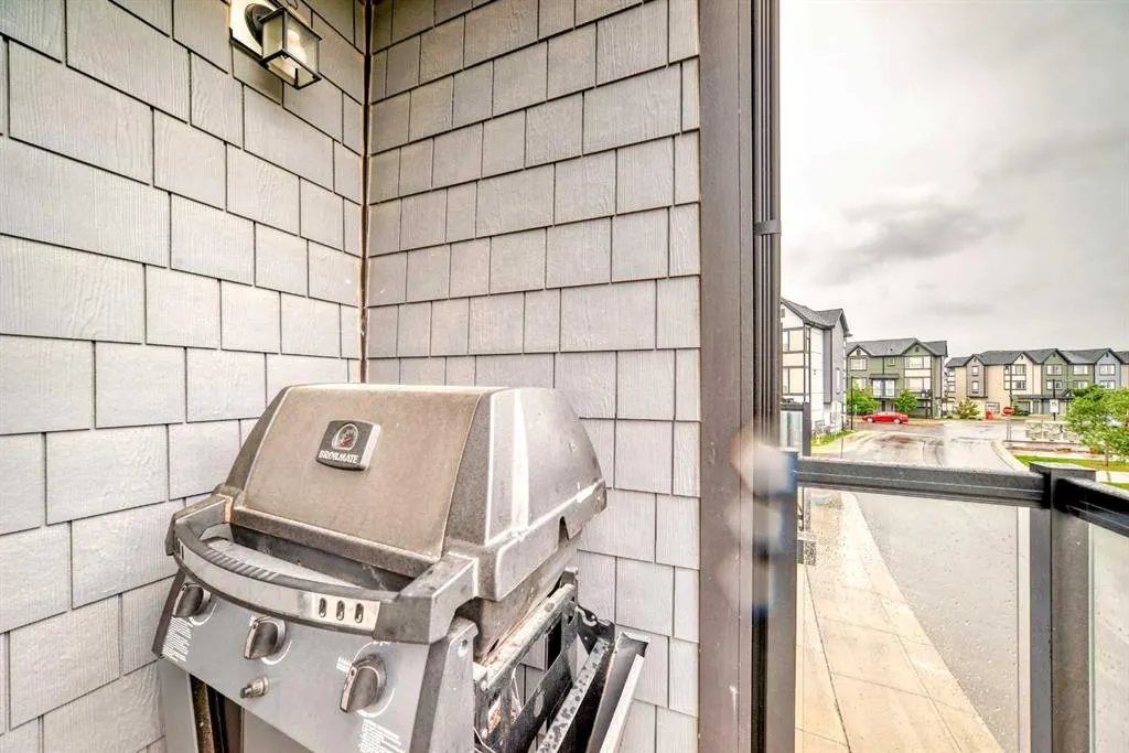 15 Evanscrest Park NW, #208