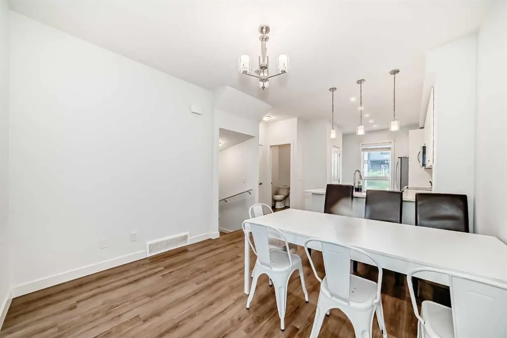 15 Evanscrest Park NW, #208