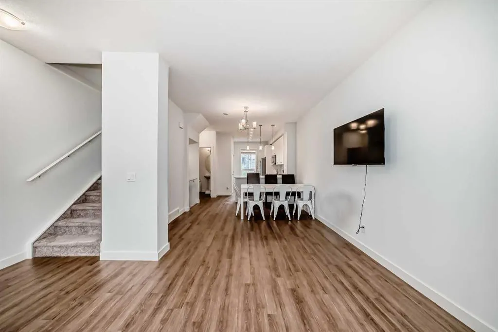 15 Evanscrest Park NW, #208