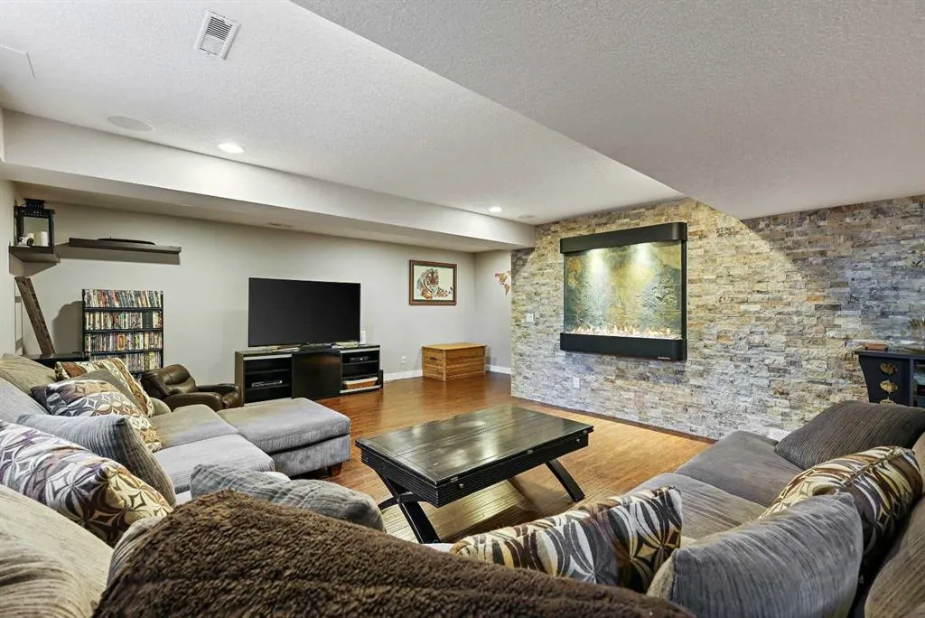 875 Midridge Drive SE