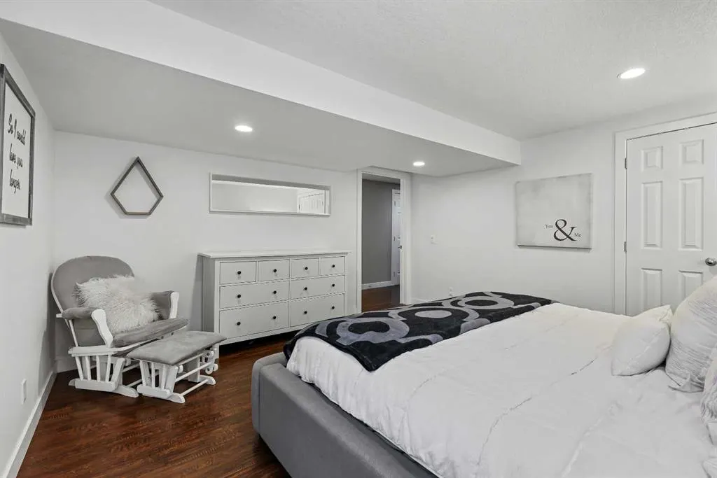 875 Midridge Drive SE