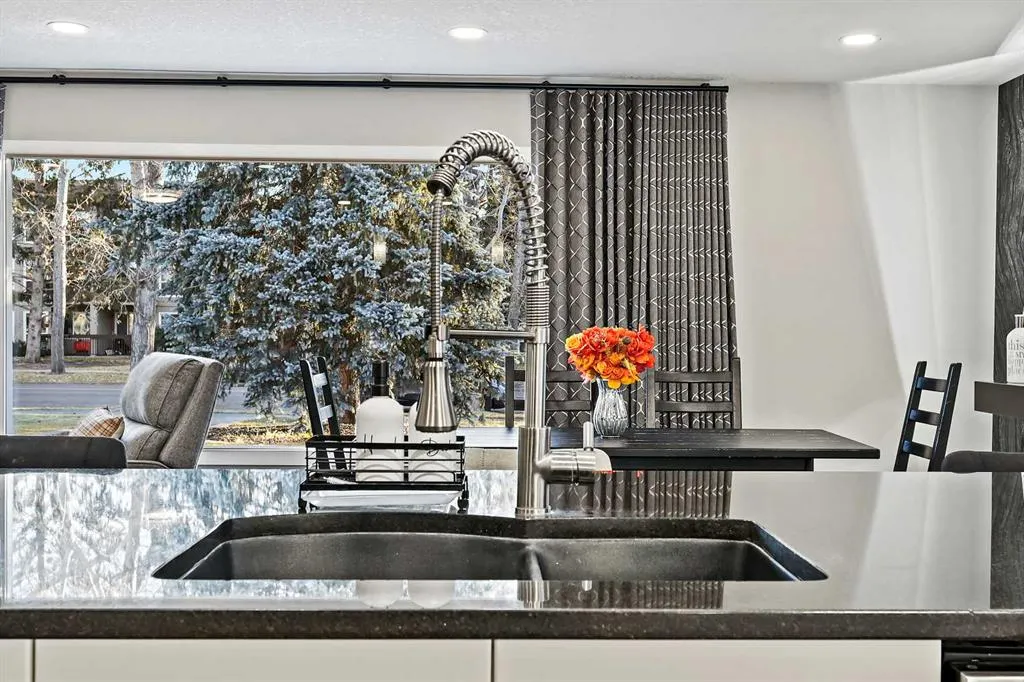 875 Midridge Drive SE